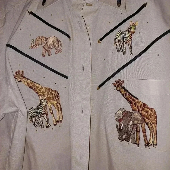 Las Olas Women's Long Sleeve African animals Safari Tan Shirt Size: Small - Picture 6 of 11